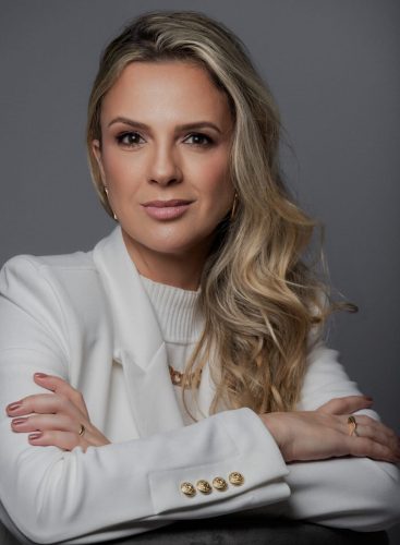 dra-thays-white-sitting